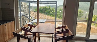 IZZAT INN Villa, Parunthumpara, A pet friendly mountien view villa...