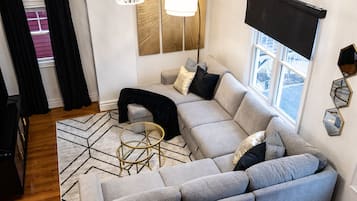 Smart-TV, Videospiele, Tischfußball, Stereoanlage