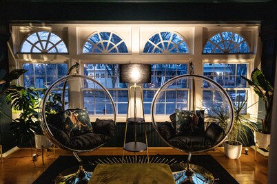 Spacious! Game rm, Jungle rm, Bubble Chairs, Record Player!