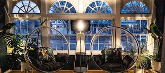 Chic & Spacious! Game rm, Jungle rm, Bubble Chairs, Vinyl's, Patio, & Grill!