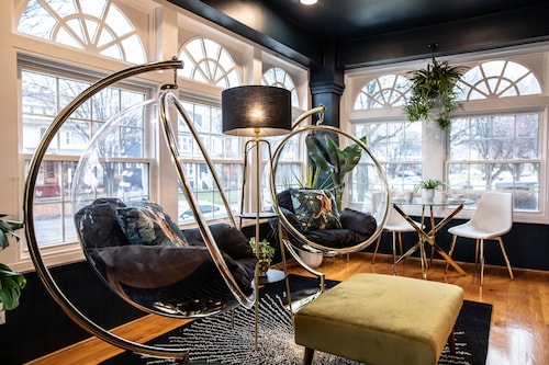 Spacious! Game room & VIP Lounge, Jungle rm, Bubble Chairs, Record Player!