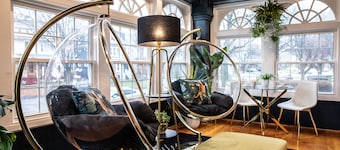 Spacious! Game room & VIP Lounge, Jungle rm, Bubble Chairs, Record Player!