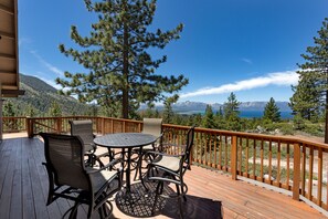 Outdoor dining - Lake Views, Private Hot Tub, Near Hiking, Sleeps 8 (Stateline)