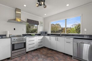 Micro-ondes, four, plaque de cuisson, lave-vaisselle