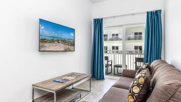 Standard Suite | Premium bedding, in-room safe, desk, laptop workspace