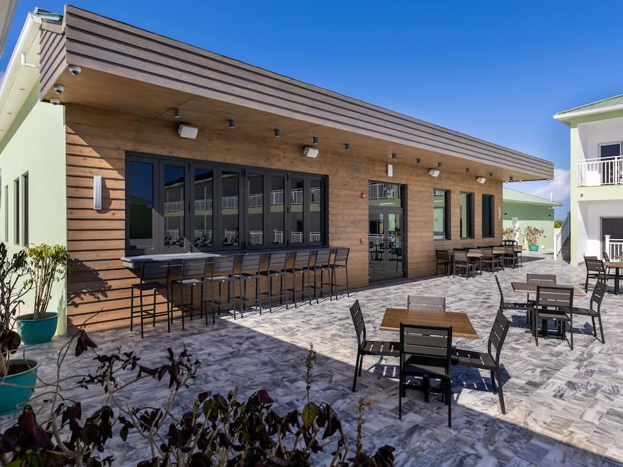 Frukost och lunch serveras, med utsikt mot poolen