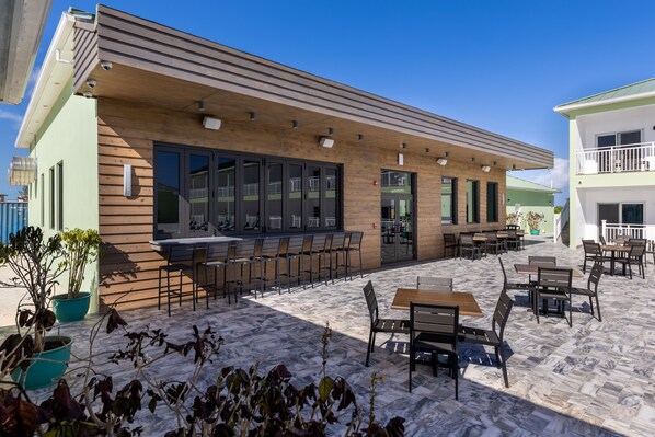 Breakfast, lunch, dinner served; Caribbean cuisine, pool views - Ocean Breeze Resort (Whitby)