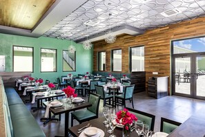 Breakfast, lunch, dinner served; Caribbean cuisine, pool views - Ocean Breeze Resort (Whitby)