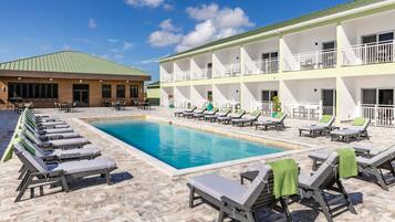 AuĂenpool, geöffnet von 07:00 Uhr bis 21:00 Uhr, Sonnenschirme