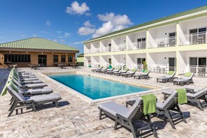 Utendørsbasseng, bassengparasoller og solsenger