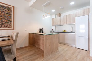 Refrigerador, microondas, lavavajillas y cafetera y tetera 