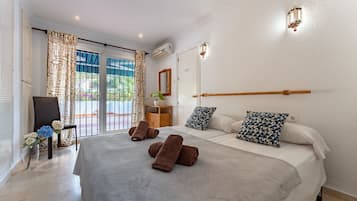 2 chambres, coffres-forts dans les chambres, fer et planche à repasser