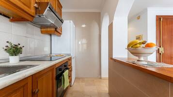Fridge, microwave, oven, coffee/tea maker