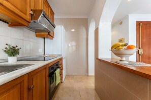 Refrigerador, microondas, horno y cafetera y tetera 