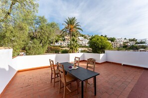 Outdoor dining - MalagaSuite Blue Paradise House (Benalmádena)