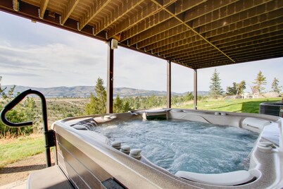Spacious Canyon Ferry Lake House with Bar & Views!