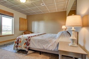 5 bedrooms, desk, travel cot, WiFi