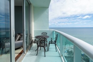 Outdoor dining - Penthouse w/Queen Bed and Ocean View at Tides (Hollywood)