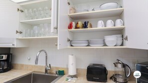 雪櫃、微波爐、焗爐、爐具