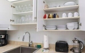 Kjøleskap, mikrobølgeovn, ovn og kokeplater