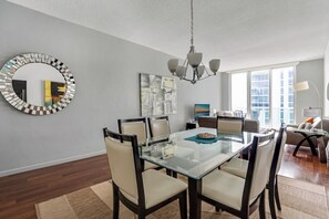 Dining - Penthouse w/Queen Bed and Ocean View at Tides (Hollywood)