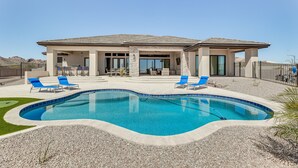 A modern house with a swimming pool, two lounge chairs, and a patio area. - 7 Mi to Lost Dutchman: Home w/ Pool + Patio! (Apache Junction)