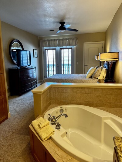 Lakefront 1BR Condo on Golf Course with Indoor Pool/Hot Tub - Tagalong Resort 