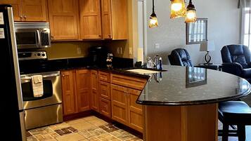 冰箱、微波炉、烤箱、炉灶