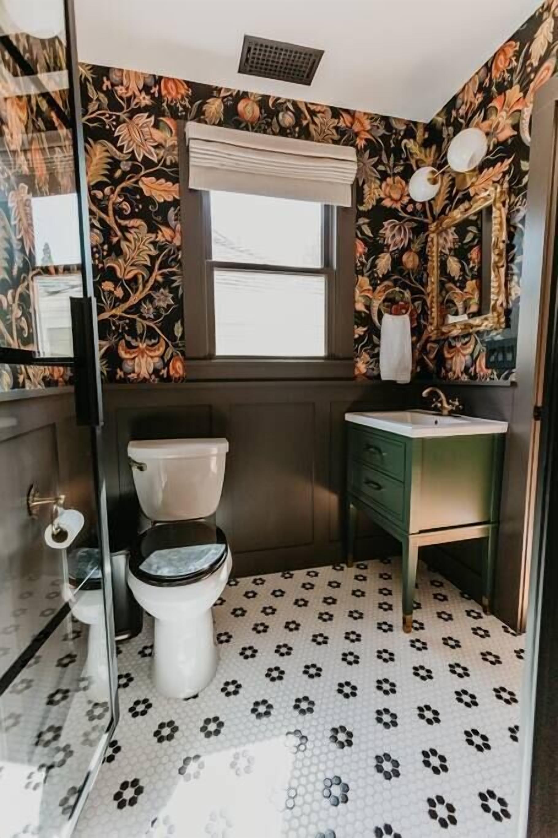 Ein Badezimmer mit Toilette, Waschbecken und Duschbereich.