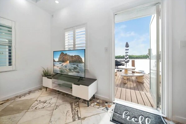 Interior - Komffy Waterside Escape w/Queen Bed and Free Parking (Hollywood)