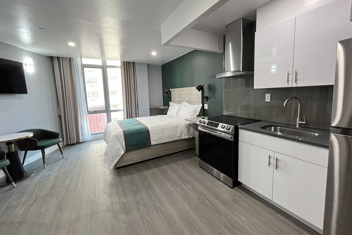 Deluxe studio suite | Privékeuken | Een koelkast, een magnetron