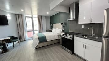 Suite estudio Deluxe | Cocina privada | Refrigerador y microondas