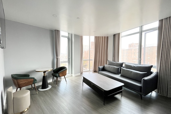 Deluxe Suite, City View | Living area