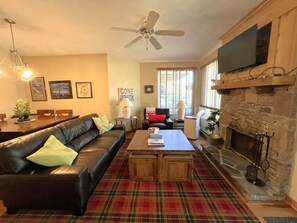 Smart TV, fireplace, DVD player - 🍁 Summit Serenity | Laurel Highlands Retreat w/Hiking, Waterfalls & Fall Views (Somerset)