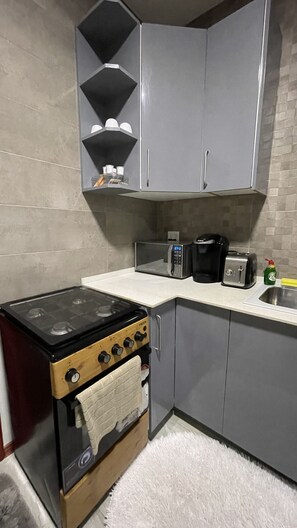 Fridge, coffee/tea maker, toaster, cookware/dishes/utensils - Queen's Two Bedroom apartment with Pool View (Welgelegen)