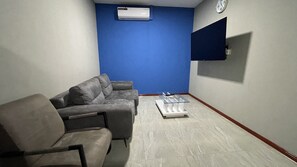 Smart TV - Queen's Two Bedroom apartment with Pool View (Welgelegen)