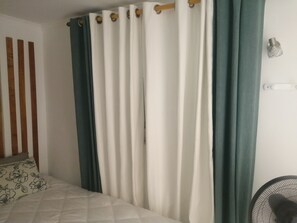 1 habitación, tabla de planchar con plancha, wifi gratis y ropa de cama