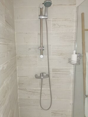 Secadora de cabello, toallas, papel de baño 