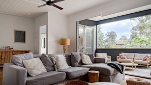 Smart TV, fireplace - Wild and Seek in Mollymook Beach (Mollymook Beach)