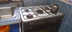 Four, plaque de cuisson, lave-vaisselle, bouilloire électrique