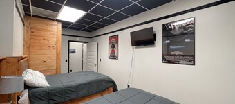 Large trail riders' retreat with personality, sleeps 12, minutes from trails