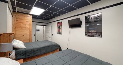 Large trail riders' retreat with personality, sleeps 12, minutes from trails