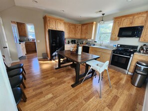 Fridge, microwave, oven, stovetop - Secluded Hilltop Tower Private Pond EV Charger Firepit Sauna Cold Plunge Dogs ok (Vallecito)