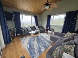 Smart TV, DVD player, books - Secluded Hilltop Tower Private Pond EV Charger Firepit Sauna Cold Plunge Dogs ok (Vallecito)