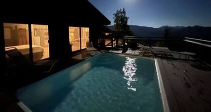 Panoramic view Cabin on 122 acre ranch with private pool and hot tub