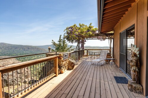 Panoramic view Cabin on 122 acre ranch with private pool and hot tub