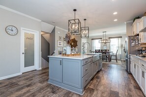 Private kitchen - Spacious Home, Pet-Friendly, Game Room, Bar Seating (Raleigh)