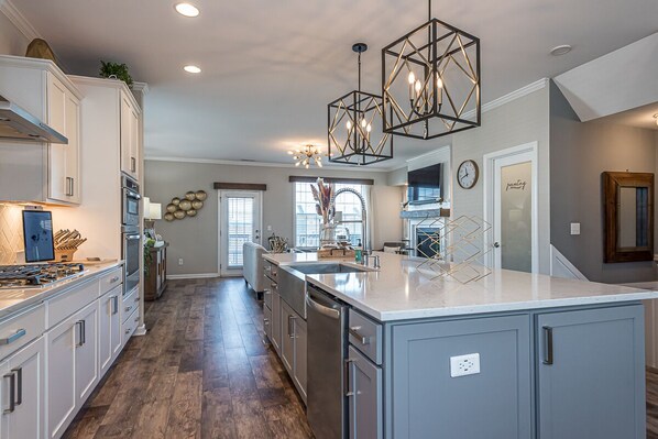 Private kitchen - Spacious Home, Pet-Friendly, Game Room, Bar Seating (Raleigh)