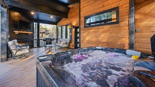 Interior - Wandering Pines • Hot Tub • Fire Pit • Bunk Room (Broken Bow)