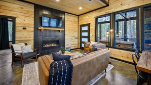 Interior - Wandering Pines • Hot Tub • Fire Pit • Bunk Room (Broken Bow)